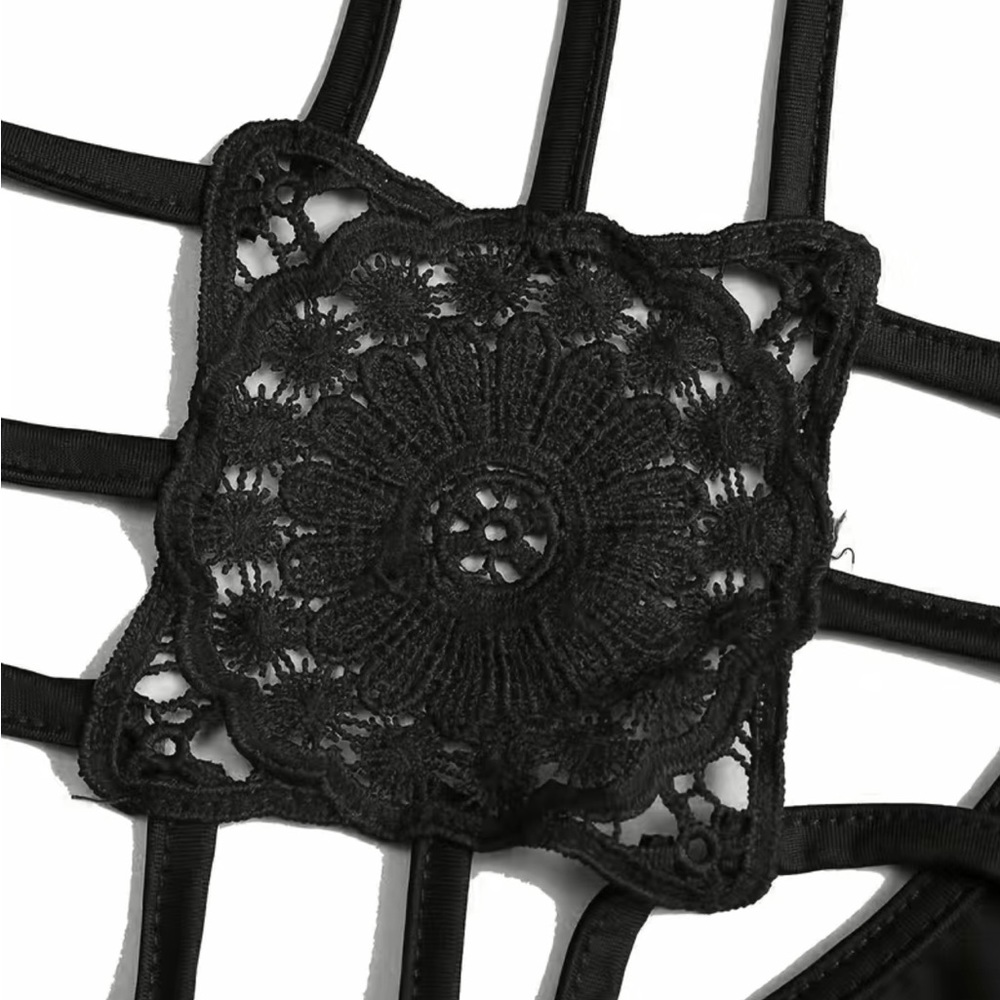 NWOT Black Plus Size Solid Contrast Lace Criss Cross Cami Top. Size 20 - Picture 5 of 9